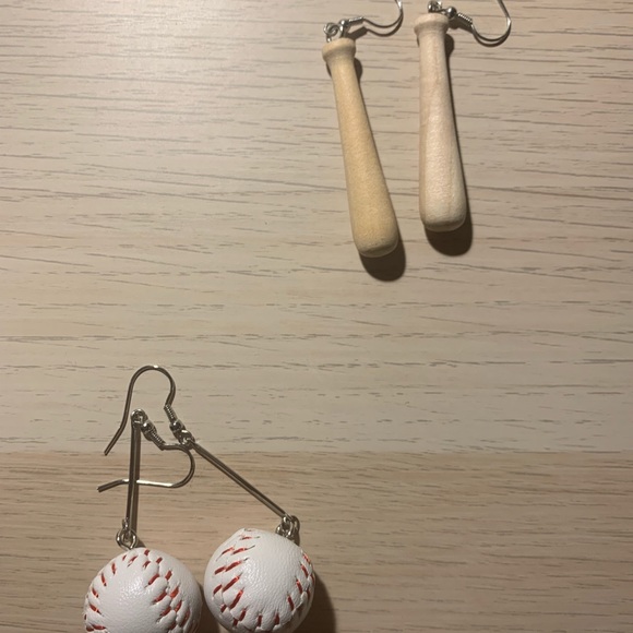 Very cute 2 baseball & 2 bat earrings - Picture 2 of 3